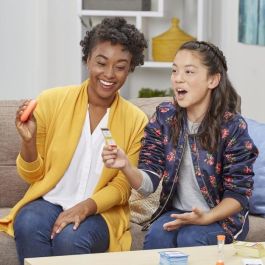 Hasbro Gaming Taboo Family Edition - Juego de mesa familiar para todas las edades, con tarjetas especiales para niños y padres (2 y 5 palabras prohibidas)