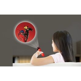Lexibook Miraculous Proyector de Cuentos 2 en 1 Linterna LED con 3 Discos, 24 Imágenes de Cat Noir y Ladybug, Se Ilumina en la Oscuridad Lexibook Miraculous Proyector de Cuentos 2 en 1 Linterna LED con 3 Discos, 24 Imágenes de Cat Noir y Ladybug, Se Ilumina en la Oscuridad
