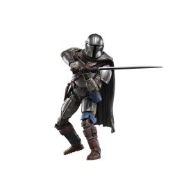 Hasbro G0365 Figura The Black Series Star Wars The Mandalorian 15 cm articulada, diseño premium con sable oscuro, cuchillo y bláster