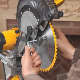 DeWALT Sierra Ingletadora DWS780 1675W con Disco de 305mm