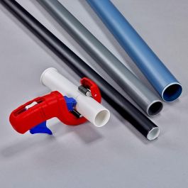 Knipex 90 23 01 BK Cortatubos para Plástico y Acero, Diámetro de Corte hasta 50 mm, Color Azul/Rojo