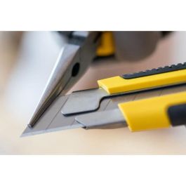 Stanley Cortadora de Cuchilla de 25 mm Bimaterial Dynagrip con Bloqueo por Rueda Dentada y Cuchilla de 7 Segmentos para Corte Preciso