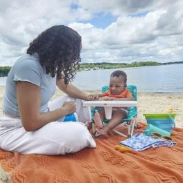 Disney Baby DIS0074451172364 Asiento elevador de viaje plegable y portátil, ligero, fácil de limpiar, incluye bolsa de transporte