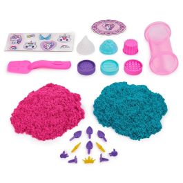 Spin Master 6065201 Kinetic Sand Set Pastelería Unicornio con Brillo y Neón, Moldes y Accesorios para Niños +3 Años