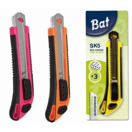 Bismark 312209 Cutter Ergonómico Antideslizante con 3 Cuchillas de Alta Calidad, Colores Surtidos Precio: 9.68999944. SKU: B1CMWAB6JS