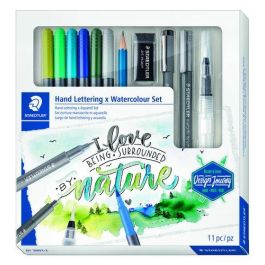 Rotulador Fibra Staedtler Hand Lettering Watercolour Set De 11 6X 3001 Rotulador Acuarelable Doble Punta 1X 308 05-9 Pigment Liner 1X 100-2B Lumograph 1X Marcador Metalizado 1X 949-M Pincel 1X 526 B30-9C Goma De Borrar Precio: 18.49999976. SKU: B1KE8VR637