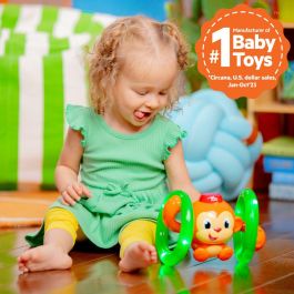 Bright Starts Little Roll & Glow Monkey - Mono que rueda y brilla para bebés, fomenta el movimiento y la diversión