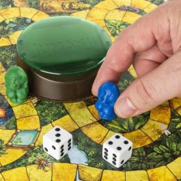 Spin Master JUMANJI: Juego de Mesa Clásico de Aventura Retro - Cruza la Jungla. Incluye Tablero, 100 Cartas de Desafío, Dados y Reloj de Arena. Spin Master JUMANJI: Juego de Mesa Clásico de Aventura Retro - Cruza la Jungla. Incluye Tablero, 100 Cartas de Desafío, Dados y Reloj de Arena.