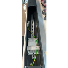 Charge Amps Columna Poste con Riel DIN (hasta 35 spots) para cargadores Halo & Dawn, amplio espacio para cableado y conexión en cadena