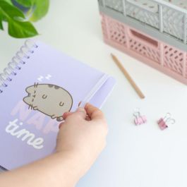 Pusheen Cuaderno A5 Moments 90 hojas Tapa Dura con Wire-o y Cierre Elástico Bolsillo Interior Esquinas Redondeadas