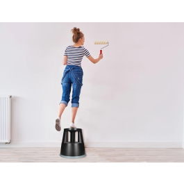 Q-connect Taburete Negro ABS con Ruedas Retráctiles y Dos Niveles, Resistente hasta 150 kg