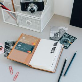 ERIK Cuaderno de Viaje Pink Floyd con 2 Cuadernillos Recargables, 19.5x12cm, Hojas Bullet y Líneas, Tapa Blanda de PU, Bolsillo y Tarjetero