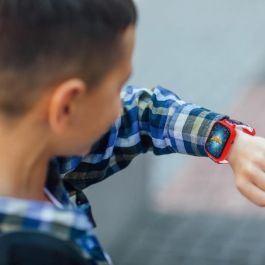 Lexibook Dmw070Sp Reloj Inteligente Spiderman con Cámara 720p para Niños, Pantalla Táctil, MP3, Podómetro, Edad +5 años