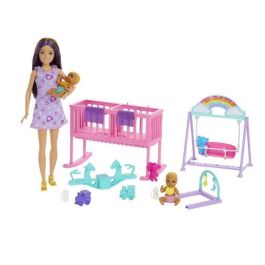 Barbie Hxm99 Muñeca Skipper Canguro de Gemelos con Cuna, Balancín, Móvil, Columpio y 10 Accesorios Habitación Infantil Precio: 29.79000035. SKU: B1JHG89BNE