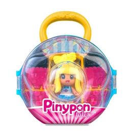 Pinypon Figura con Bolsito Cuentos Armarios con Compartimentos para Accesorios y Ropa 8 cm Modelos Surtidos +4 Años