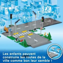 LEGO 60304 City Intersección para montar, set de construcción de carreteras con paneles, farolas y señales que brillan en la oscuridad