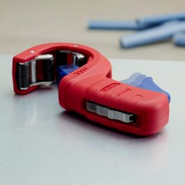 Knipex 90 23 01 BK Cortatubos para Plástico y Acero, Diámetro de Corte hasta 50 mm, Color Azul/Rojo