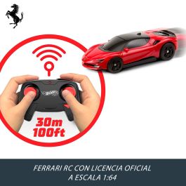 Hot Wheels Radio Control Ferrari SF90 Stradale Assetto Fiorano 1:64 JGD09 - Coche Teledirigido con Mando 2.4GHz para Carreras y Acrobacias