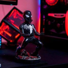 EXQUISITE GAMING Cable Guy Soporte Figura Symbiote Spider-Man Marvel 21cm para Mandos y Smartphones, compatible PS5/Xbox Series/iPhone