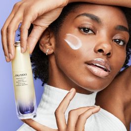 Shiseido VITAL PERFECTION LiftDefine Radiance Serum 40 ml, Tratamiento Facial Reafirmante con Efecto Lifting