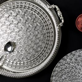 Home Deco Factory Bandeja de Metal con Asas 42 cm para Servir o Decorar - Colección Mirage