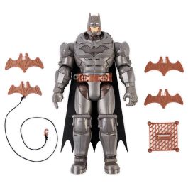 Spin Master 6064833 Figura Electrónica Batman 30 cm con Nuevo Traje y Accesorios, Lanza Armas, Golpes y Sonidos de Batalla