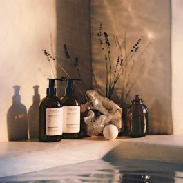 L'Occitane En Provence AROMA Acondicionador Hidratante Nutritivo con Aceites Esenciales para Equilibrio y Suavidad Sin Silicona 250 ml