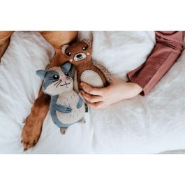 Hunter Juguete Perro Oso Fyn, Ecológico y Suave con Chirriador, Hecho de Materiales 100% Reciclados (Poliéster y Lana) 20 cm