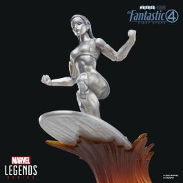 Hasbro Figura Estela Plateada Marvel Los 4 Fantásticos 15cm Articulada con 5 Accesorios, Manos Alternativas, Tabla de Surf y Base