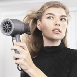 Cecotec Bamba IoniCare 5500 PowerStyle Secador de Pelo Iónico 1800W con Difusor, Motor AC y Función Perfect Colour Negro Cecotec Bamba IoniCare 5500 PowerStyle Secador de Pelo Iónico 1800W con Difusor, Motor AC y Función Perfect Colour Negro