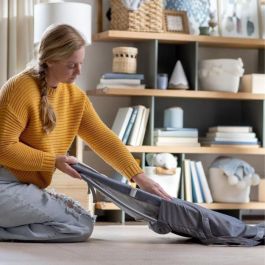 Ingenuity ING74451168534 Asiento Mecedor y Rebotador Happy Belly con Música, Vibraciones, Arco de Actividad Desmontable y Peluche Perezoso