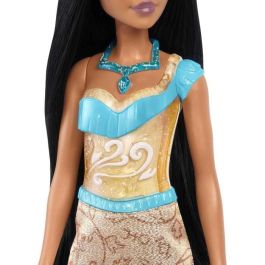 Mattel Hlw07 Muñeca Articulada Princesa Pocahontas Disney Princess, con conjunto de ropa brillante, collar y zapatos +3 años