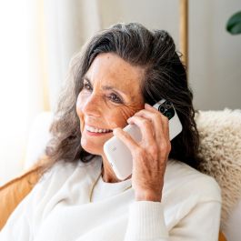 Doro Aurora A30 4G 128GB 6GB RAM Bone 6.1" para Personas Mayores con Botón de Emergencia y Soporte Remoto