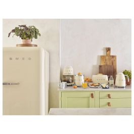 Smeg KLF03CREU Hervidor de Agua de Acero Inoxidable 1.7L 2400W con Filtro Antical, Apagado Automático y Base Giratoria 360°, Color Crema