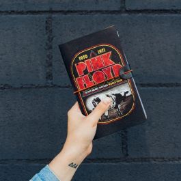 ERIK Cuaderno de Viaje Pink Floyd con 2 Cuadernillos Recargables, 19.5x12cm, Hojas Bullet y Líneas, Tapa Blanda de PU, Bolsillo y Tarjetero