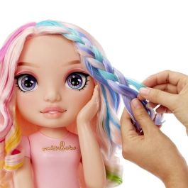 MGA Playset Cabeza Estilista Rainbow High Bella Parker con Pelo Largo Cepillable, 3 Cremas Color y Accesorios