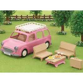 Sylvanian Families Minivan Rosa de Juguete con Set de Picnic Completo para Niños, Vehículo Familiar con Capacidad para 7 Personajes