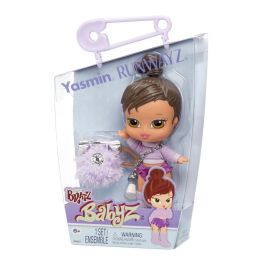 MGA Muñeca Bratz Yasmin Babyz Runwayz, jersey lavanda, pantalones cortos y calcetines, edad +6 años