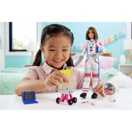 Mattel MAT1722935387533 Barbie Astronauta Edición 65º Aniversario con 10 Accesorios y Vestido Multicolor para Niñas +3 Años