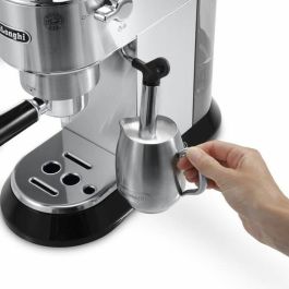 DeLonghi Dedica EC685.M Cafetera Espresso 15 Bares Automática, Espumador de Leche, Café Molido/Dosis, 1.1L, Plata