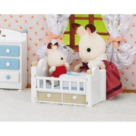 Sylvanian Families 5017 Cama de chocolate para conejo bebé con barrera, manta, almohada y peluche - Juego para niñas +4 años