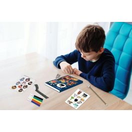 HARRY POTTER Agenda Electrónica Mágica con Efectos de Luz, Candado y Llaves. Incluye Bolígrafo, Rotuladores y Pegatinas para Decorar HARRY POTTER Agenda Electrónica Mágica con Efectos de Luz, Candado y Llaves. Incluye Bolígrafo, Rotuladores y Pegatinas para Decorar