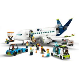 Lego 60367 Avión de Pasajeros City Exploration Juguete con Remolcador, Autobús y 9 Minifiguras - Para Mayores de 7 Años