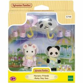 Sylvanian Families SYL1710444957409 Figuras Articuladas Dúo Bebés con Trajes de Lluvia Panda y Marshmallow Mouse