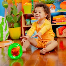 Bright Starts Little Roll & Glow Monkey - Mono que rueda y brilla para bebés, fomenta el movimiento y la diversión