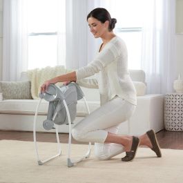 Ingenuity Compact Swing Comfort 2 Go Bosque Fantasioso, 6 Velocidades, 8 Melodías, Arnés 5 Puntos, Temporizador y Arco Actividad