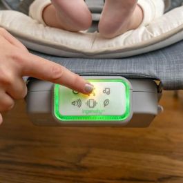 Ingenuity ING74451168534 Asiento Mecedor y Rebotador Happy Belly con Música, Vibraciones, Arco de Actividad Desmontable y Peluche Perezoso