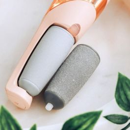 Finishing Touch Flawless Pedi - Escofina eléctrica recargable para pies - Removedor de callos - Experiencia de pedicura en el hogar Finishing Touch Flawless Pedi - Escofina eléctrica recargable para pies - Removedor de callos - Experiencia de pedicura en el hogar