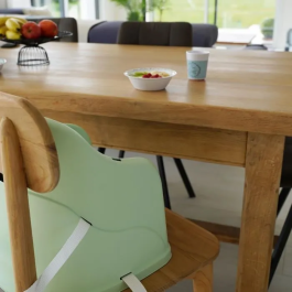 Thermobaby Silla Elevadora Block Marrón Brillante con Arnés de 3 Puntos, Ligera y Compacta para Bebé