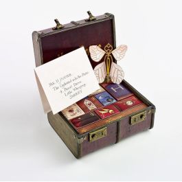 THE CARAT SHOP Calendario de Adviento Harry Potter Hogwarts Baúl Vintage con Accesorios y Joyas Sorpresa